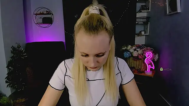 madam uliis online show from November 2025 01:36:02 PM