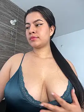 Saanvi21 online show from October 2025 02:02:01 PM