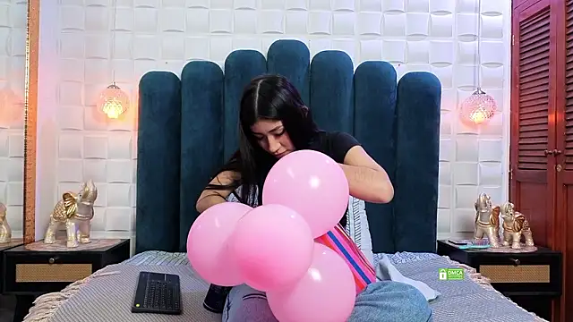 Lili Opal online show from March 2026 12:06:02 PM