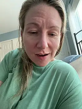 Snapshot of LittleMsMILF chatting on February 2026 09:46:01 PM LittleMsMILF online show from February 2026 09:46:01 PM