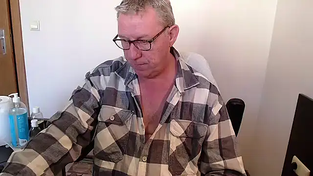 Snapshot of JamesBauer chatting on October 2025 08:37:01 AM JamesBauer online show from October 2025 08:37:01 AM