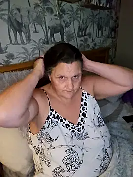 MissQueenBeex online show from November 2025 01:19:02 AM