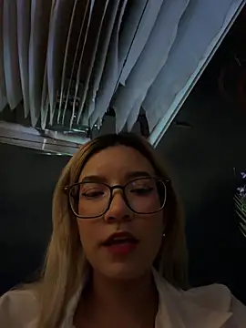 Pretty roxxyy online show from February 2026 01:10:02 AM