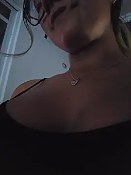 Snapshot of Pretty_roxxyy chatting on July 2026 11:23:02 AM Pretty roxxyy online show from July 2026 11:23:02 AM