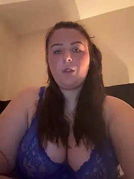 Snapshot of CutieCurvyGirlxo chatting on April 2026 09:10:02 PM CutieCurvyGirlxo online show from April 2026 09:10:02 PM
