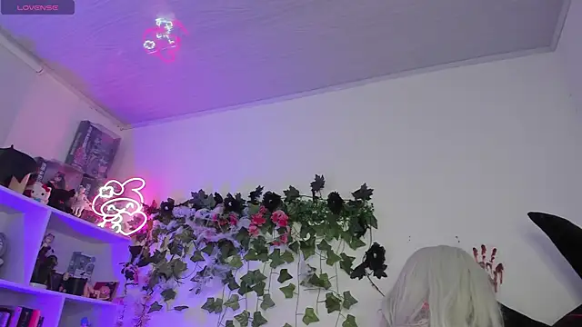 sarahminage  online show from November 2025 10:07:02 PM