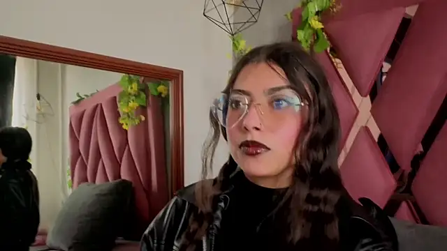 viollettaa  online show from April 2026 07:09:02 PM