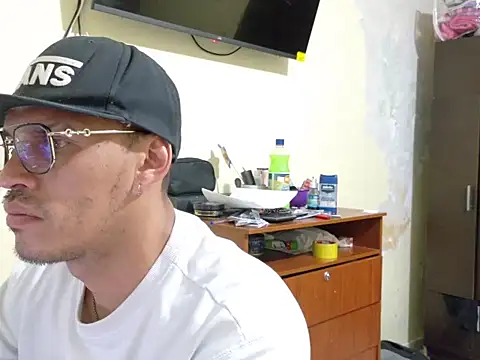 DOBLEWYOSK69G online show from October 2025 01:42:02 PM