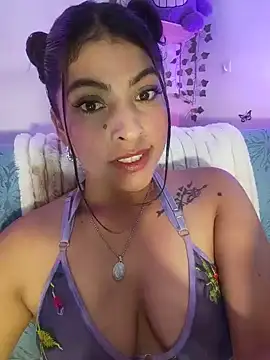 Snapshot of Fox_Roxxan chatting on June 2026 02:27:02 AM Fox Roxxan online show from June 2026 02:27:02 AM