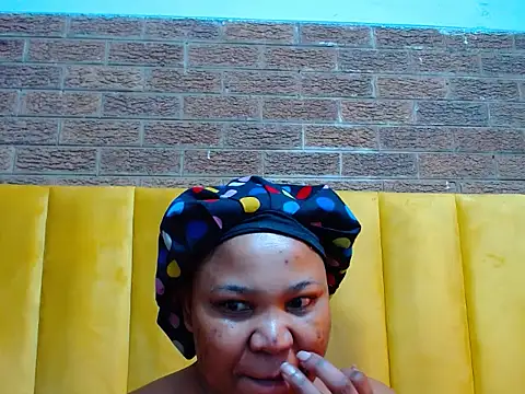 Snapshot of GiantDeal69 chatting on June 2026 08:35:01 AM GiantDeal69 online show from June 2026 08:35:01 AM