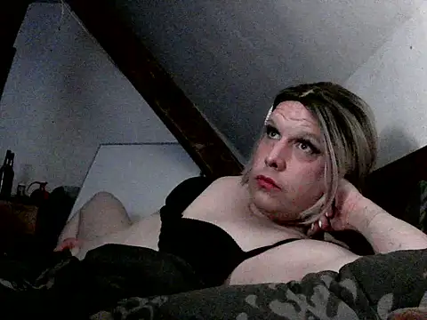 Snapshot of VanessaSissyGay chatting on April 2026 05:41:01 AM VanessaSissyGay online show from April 2026 05:41:01 AM