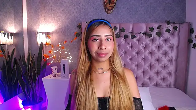 laila stilwiills online show from November 2025 01:05:01 AM