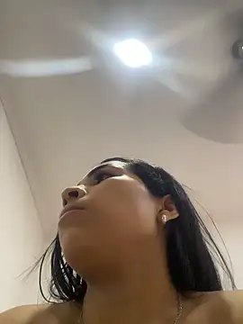 Snapshot of Rosa_25x chatting on May 2026 12:32:01 PM Rosa 25x online show from May 2026 12:32:01 PM
