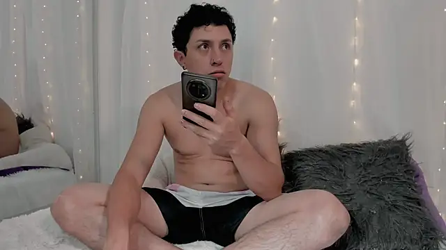 Snapshot of douglaszaens chatting on April 2026 03:05:01 AM douglaszaens online show from April 2026 03:05:01 AM