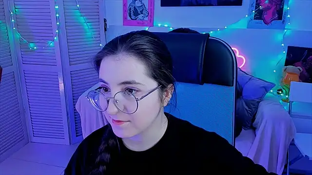 Snapshot of VirtuallVoyant chatting on September 2025 04:56:02 AM VirtuallVoyant online show from September 2025 04:56:02 AM