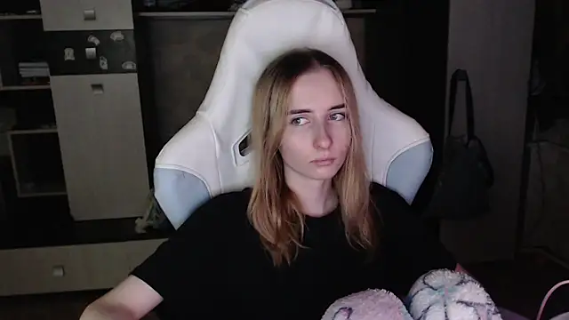 Cutti Crystal online show from October 2025 05:21:01 PM