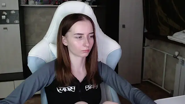 Cutti Crystal online show from November 2025 03:11:01 PM