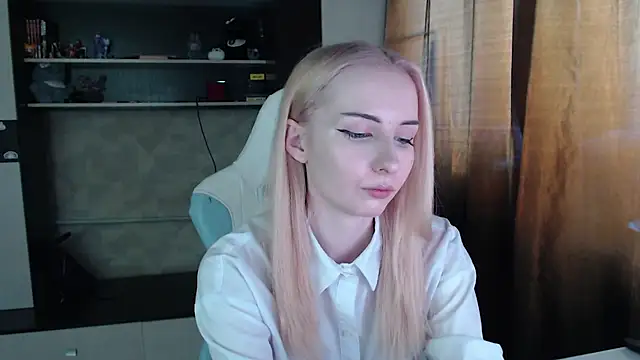 Cutti Crystal online show from April 2026 01:58:01 AM