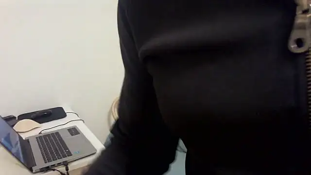 Snapshot of Swegay12-Exhi chatting on October 2025 04:09:02 PM Swegay12-Exhi online show from October 2025 04:09:02 PM