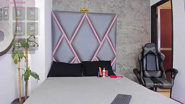 Quee Sophine online show from December 2025 07:30:02 PM