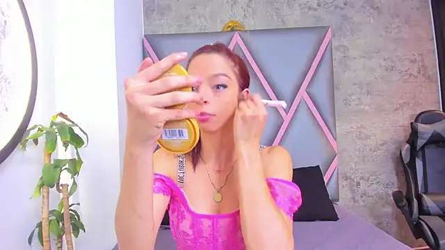 Quee Sophine online show from December 2025 07:42:02 PM