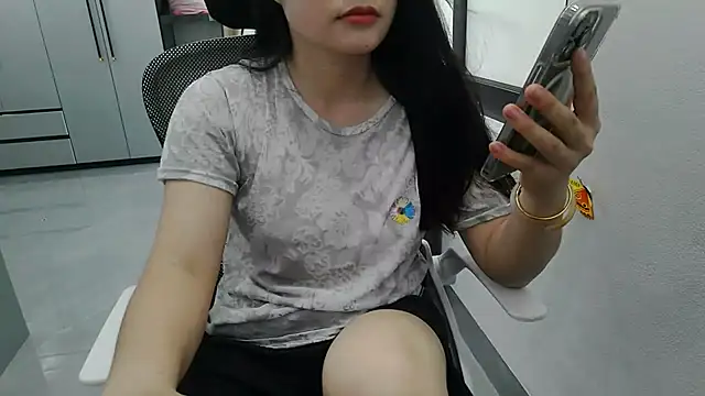 Snapshot of Emachiii chatting on May 2026 01:12:02 AM Emachiii online show from May 2026 01:12:02 AM