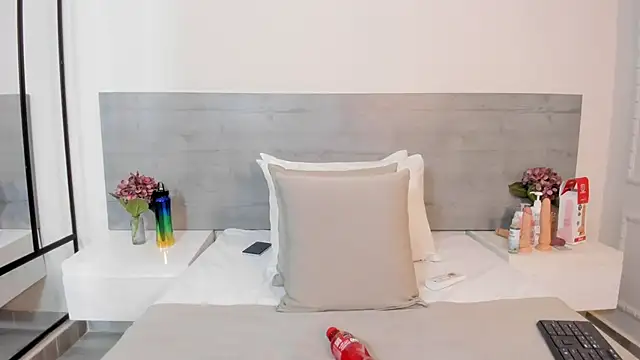 sunnyWhitee online show from October 2025 07:14:01 PM