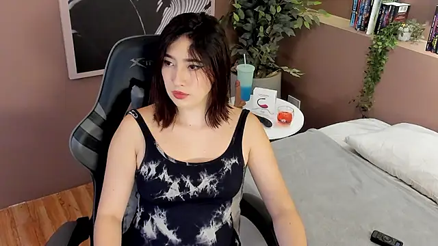 Skyyle  online show from February 2026 01:11:01 PM