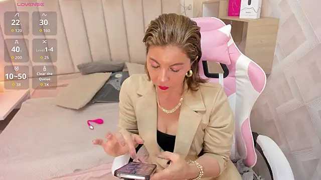 Clhoe Johnson online show from December 2025 12:34:02 PM