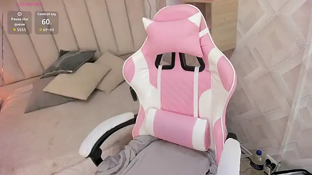 Clhoe Johnson online show from December 2025 01:19:01 PM