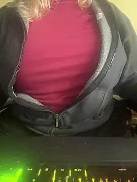 Snapshot of LunoviaXL chatting on November 2025 11:20:01 AM LunoviaXL online show from November 2025 11:20:01 AM