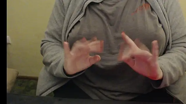 LunoviaXL online show from November 2025 07:13:02 PM