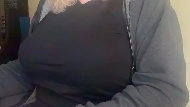 LunoviaXL online show from November 2025 10:37:02 AM