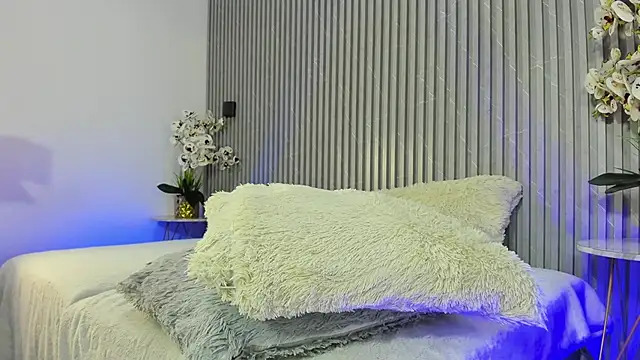 SOPHICOLLINS online show from September 2025 07:06:02 PM