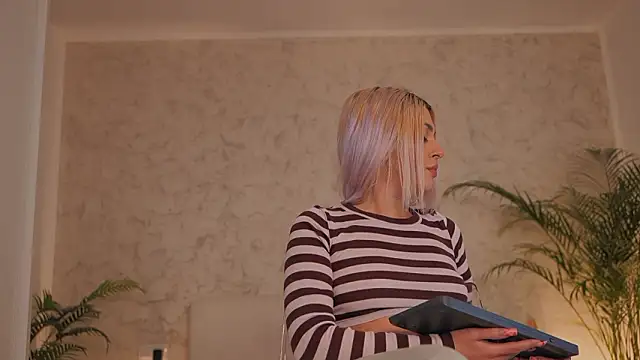 Snapshot of daisyblushh chatting on February 2026 04:05:02 PM daisyblushh online show from February 2026 04:05:02 PM