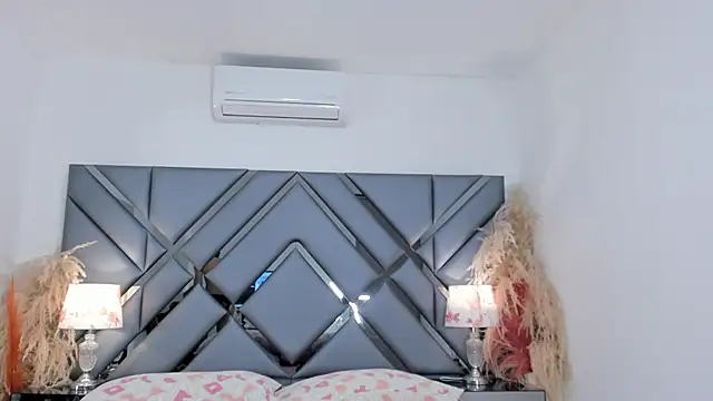 Milan LewisS online show from October 2025 12:03:01 PM