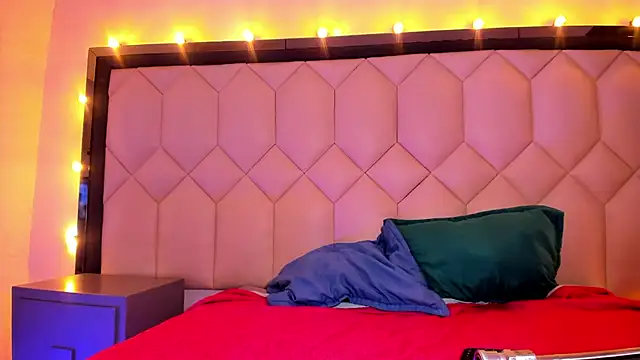 Scarletbigbug online show from September 2025 06:35:02 PM