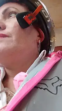 carolinhe  online show from November 2025 07:56:01 PM