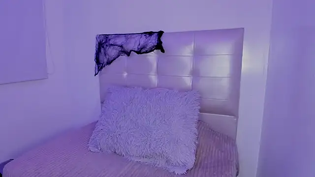 Anna Blade  online show from October 2025 12:15:02 AM