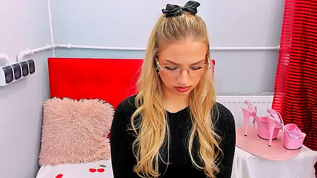 Snapshot of EvetteRose chatting on May 2026 02:33:01 PM EvetteRose online show from May 2026 02:33:01 PM