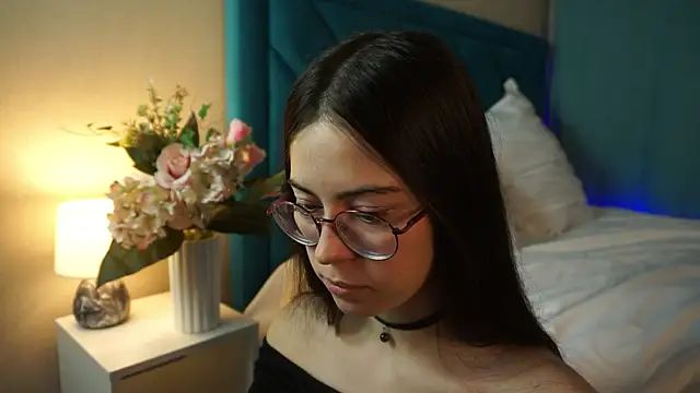 ywixos online show from December 2025 03:18:02 PM