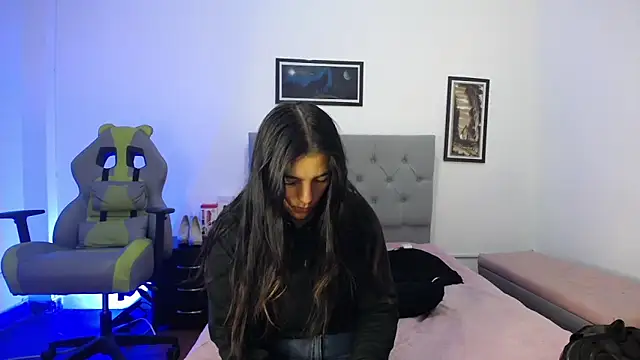 Esmeraldaa- online show from October 2025 05:00:02 AM