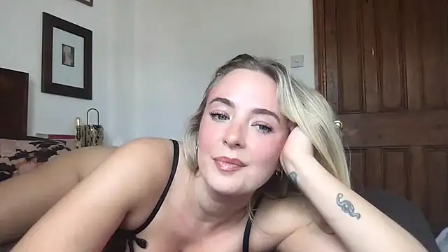 Snapshot of rosiegirl33 chatting on May 2026 02:24:02 PM rosiegirl33 online show from May 2026 02:24:02 PM