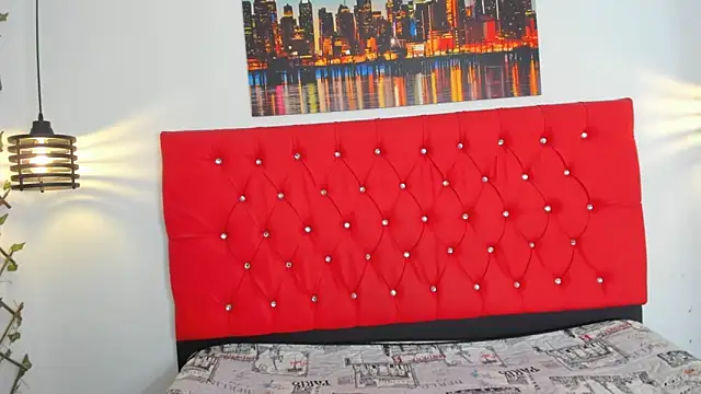 carolinacrus01 online show from September 2025 04:19:02 PM