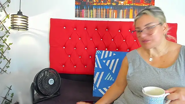 carolinacrus01 online show from November 2025 03:22:01 PM