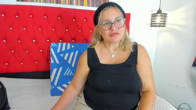 carolinacrus01 online show from December 2025 04:01:01 PM