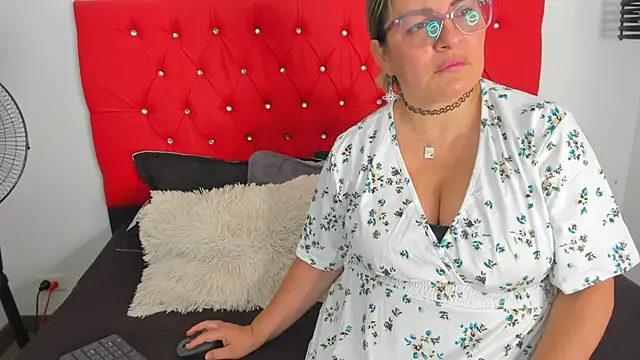 carolinacrus01 online show from February 2026 04:00:02 PM