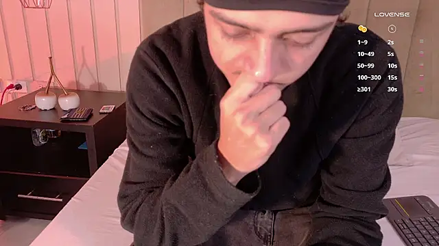 Snapshot of juliie_star chatting on February 2026 03:40:02 AM juliie star online show from February 2026 03:40:02 AM