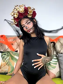 Snapshot of TweetiePieXXX chatting on October 2025 10:06:02 PM TweetiePieXXX online show from October 2025 10:06:02 PM