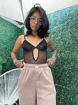 Snapshot of TweetiePieXXX chatting on February 2026 09:02:01 PM TweetiePieXXX online show from February 2026 09:02:01 PM